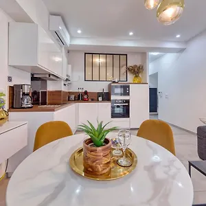Chic & Cosy In Hyper Center, Parking Free & Air Conditioned & Wifi Nice